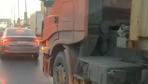 D-100'de Yol Verme Kavgası: TIR'ı Üzerine Süren Sürücüyle Olay Yerinde Beklenmedik Gelişmeler