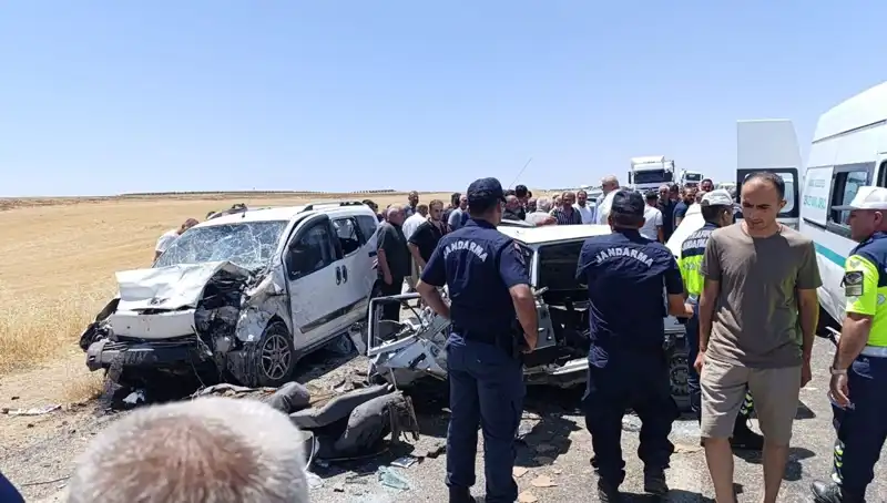 Otomobil ve Hafif Ticari Araç Çarpıştı: Üzücü Kazada 4 Kişi Hayatını Kaybetti