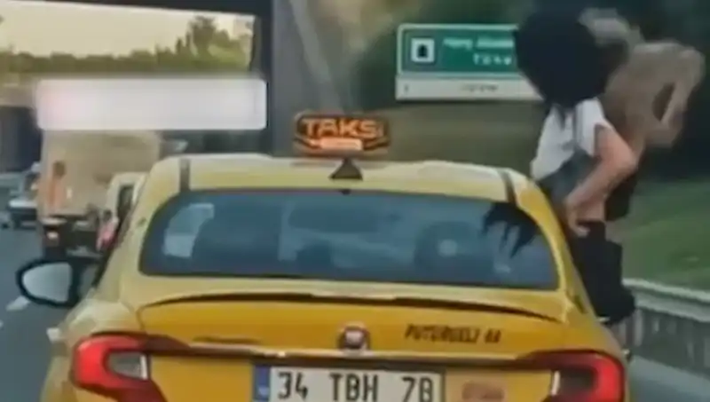 Taksinin Camından Sarkan Gençler TEM Otoyolunda Şoke Eden Anlar