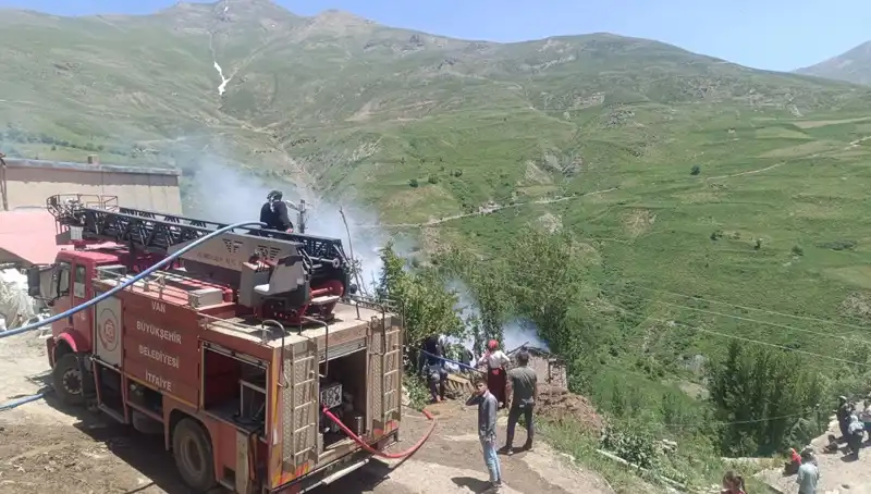 Van'da Trajik Yangın: Bir Çocuk Hayatını Kaybetti