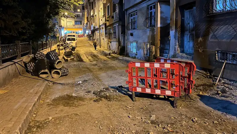 Bayrampaşa'da Altyapı Çalışmalarında Şok Edici Olay: Rögar Kapağı Patladı