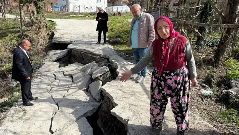 Heyelan Tehdidi: 130 Hanenin Geleceği Tehlikede, Mahalle Yolu Çöktü