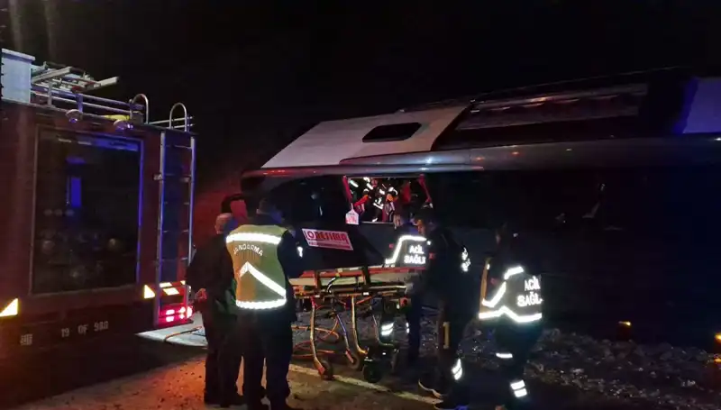 Festival dönüşünde kaza yapan tur otobüsü: 23 kişi yaralandı
