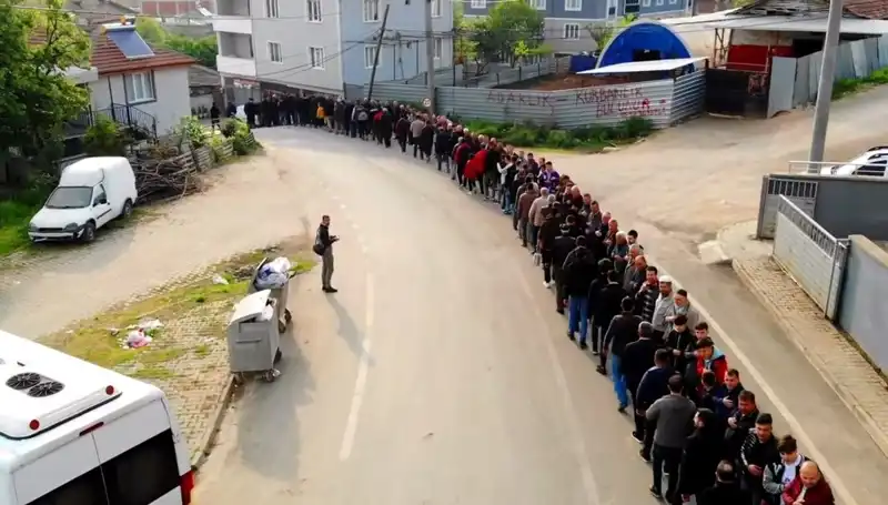 Bursa'da Bayramlaşma Geleneği: 1 Kilometrelik Kuyrukla Dikkat Çekti