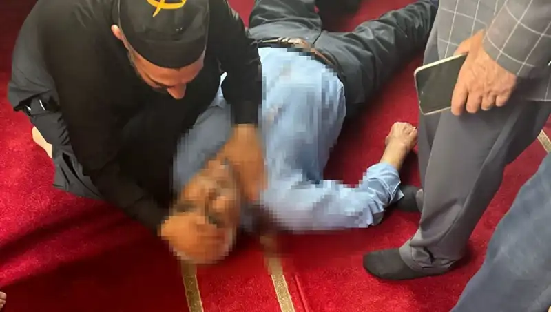 Camide İğrenç Olay: Namaz Kılan Bir Kişi Bıçaklı Saldırıya Uğradı