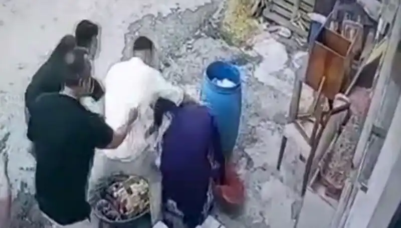 Başakşehir'de Korkunç Olay: Baba ve Oğul, Bidon Tartışmasında Kadını Darbetti