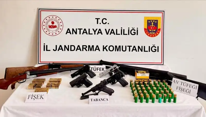 Antalya'da Ruhsatsız Silah Operasyonuyla Suç Şebekesi Çökertildi