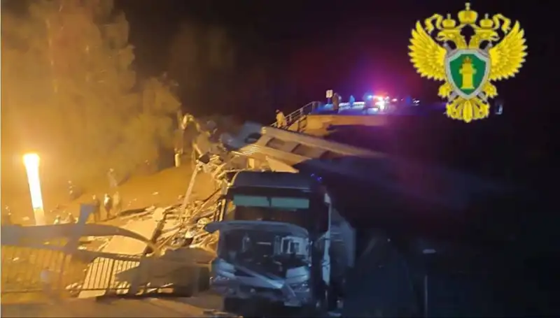 Rusya'da Trajik Olay: İki Köprü Çöktü, Tren Kazasında Yedi Kişi Hayatını Kaybetti