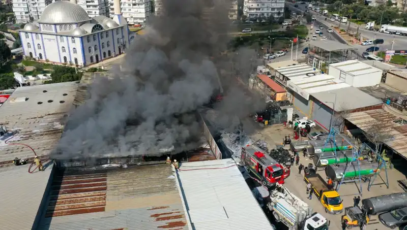 İzmir’deki Oto Lastikçide Çıkan Yangın: Faciaya Ramak Kaldı