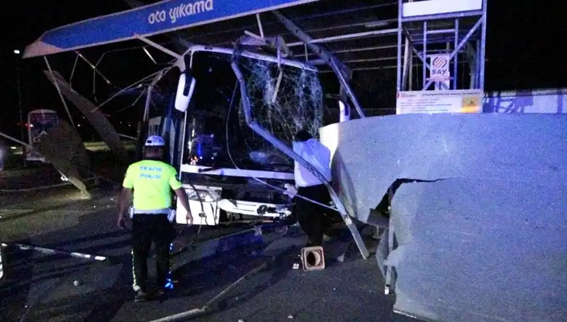 İstanbul’da Otobüs Oto Yıkamaya Daldı: 8 Yaralı Ve Maddi Hasar