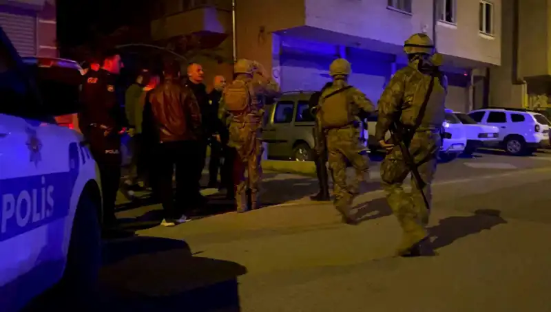 Balkondan Tüfekle Ateş Açan Şahıs, Polisin Gelmesiyle Evinin Kapısını Kilitledi