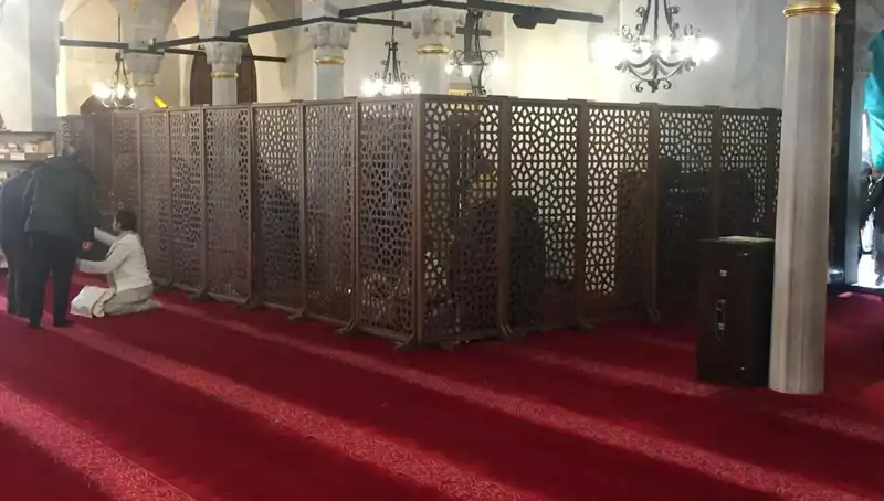 Kadın ve Erkeklerin Teravih Namazında Yan Yana İbadeti Tartışmalara Neden Oldu