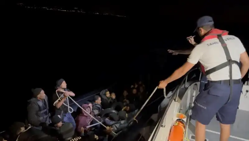 Çeşme'de Denizde Sürüklenen 42 Kaçak Göçmen Kurtarıldı