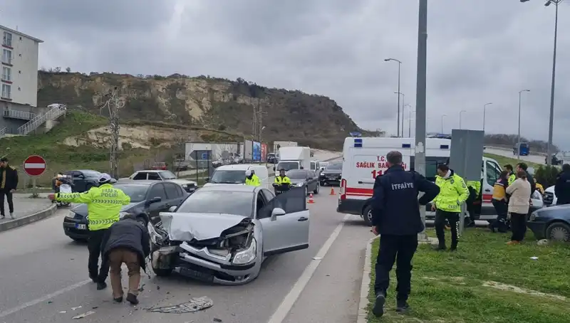 Sinop’ta Trafik Kazası: İki Otomobil Çarpıştı, Yaralıların Durumu Endişe Verici