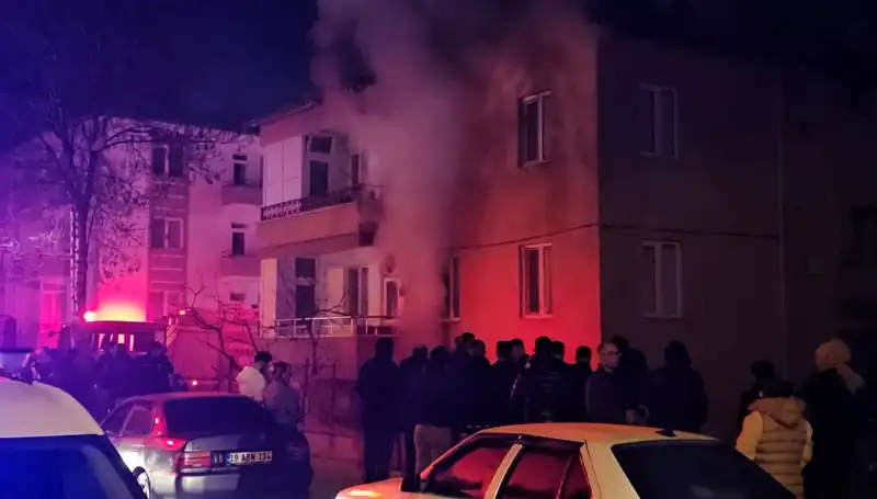 Çorum'daki Apartman Yangını: 10 Kişi Dumandan Etkilendi, Panik Dolu Anlar Yaşandı