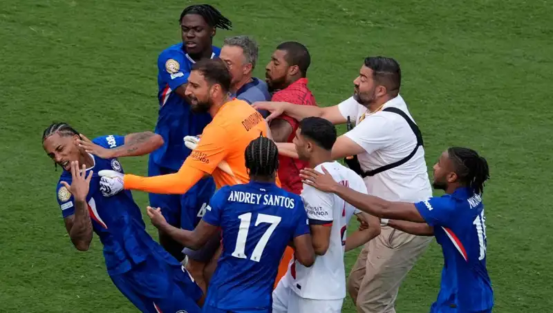 Dev Finalde Gergin Anlar: Teknik Direktör ve Futbolcu Arasında Yumruklaşma