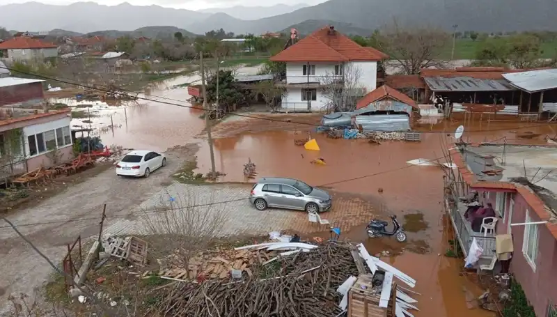 Burdur'da Şiddetli Yağışlar, Evleri ve Ahırları Su Bastı