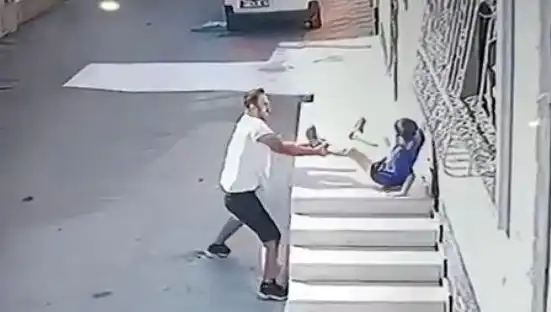 Adana'da Şoke Eden Anlar: Çocuk Kovalayan Şahıs Güvenlik Kamerasında