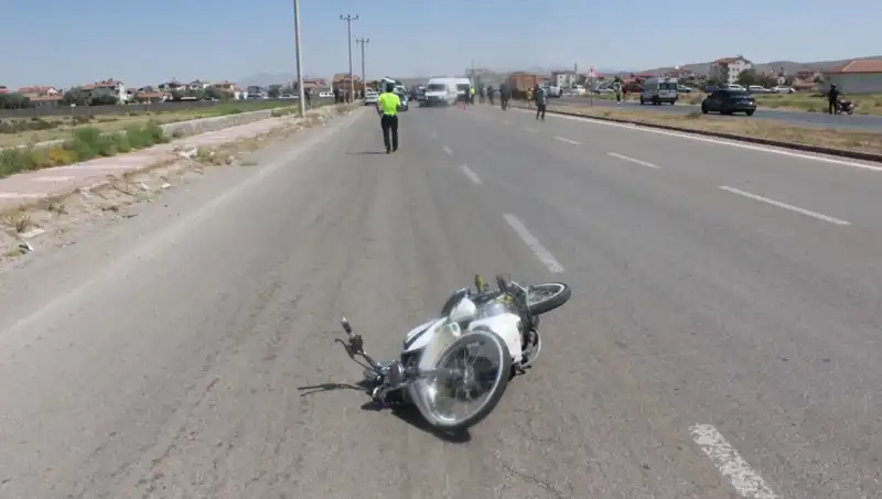 Dur İhtarına Uymayan Araç, Polis Otosuna Çarptı!