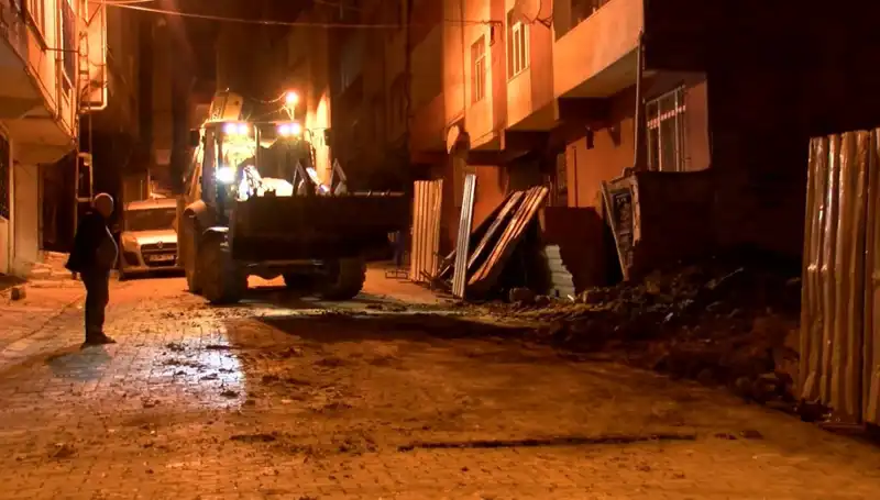 Bağcılar’da Yana Dönme Tehlikesi: Boşaltılan Bina Neden Eğiliyor?