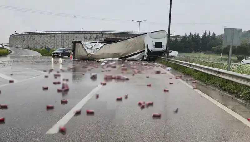 TIR Kazası Sonrası İçkiler Yola Saçıldı: Olay Yerin Şok Edici Anları