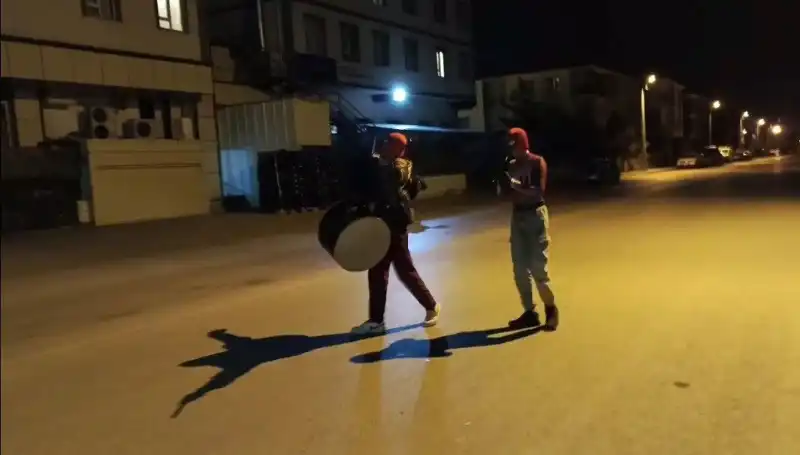 Erzincan Sokaklarında Sahur Coşkusu: Örümcek Adamlar Eşliğinde Davul Zurna Dinletisi