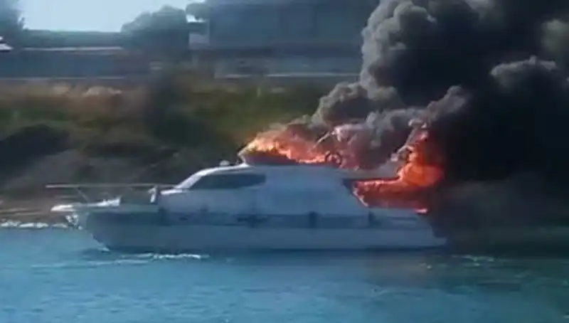 Çeşme Marinada Motoryat Yangını: Milyonlarca Lira Zarar!