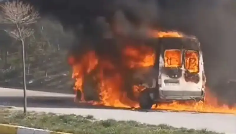 Havalimanı Servis Aracı Alev Alev Yandı: Panik Anları