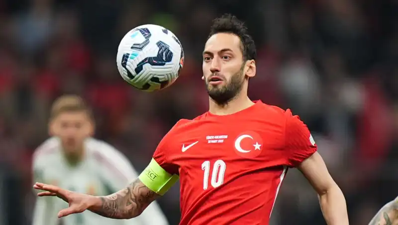Fenerbahçe'nin Hakan Çalhanoğlu Teklifi: Mourinho'nun Sözleri Dikkatleri Çekti
