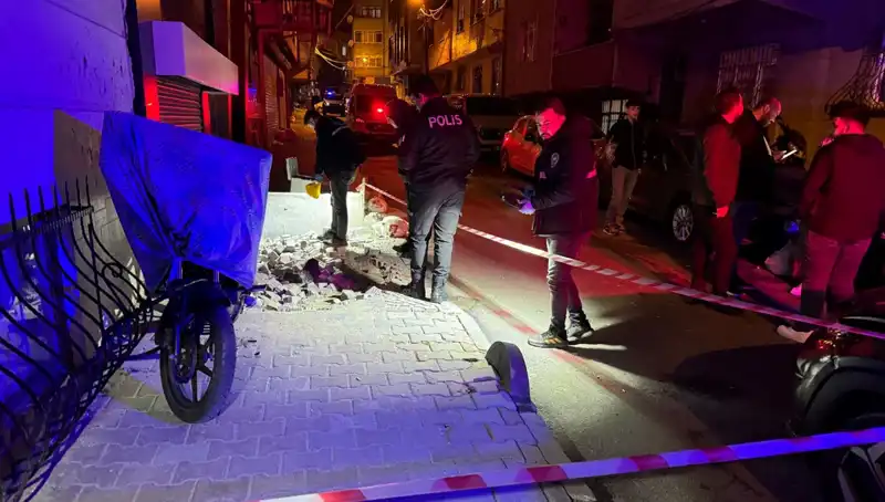 Küçükçekmece'de Plakasız Motosikletle Saldırı: Güvenlik Kameralarındaki Korkunç Anlar