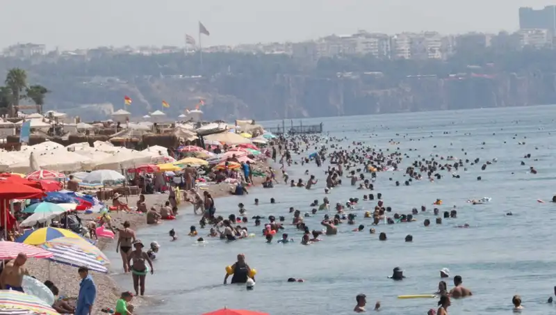Antalya’da Sıcak Denizlerden Yüzme Keyfi Başladı: Bu Yaz Sizi Bekliyor!