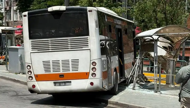 Belediye Otobüsü Tramvay Durağına Çarpınca Ortalık Karıştı