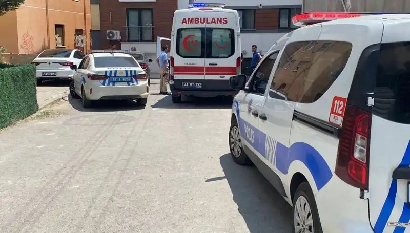 İki Kardeş ve Bir Polis Bıçaklı Kavgada Yaralandı