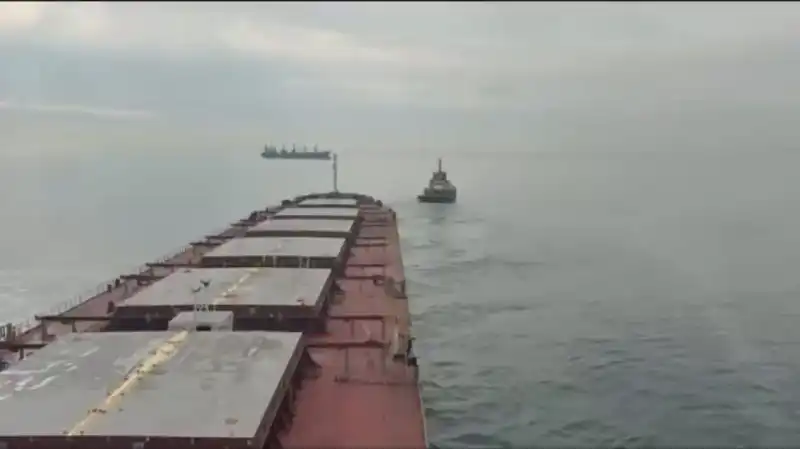 Ahırkapı'da Karaya Oturan Yük Gemisi Kurtarıldı: Detaylar Kısa Sürede Açıklandı