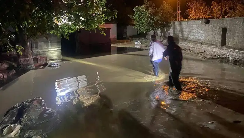 20 Dakikalık Yağışların Ardından Hayat Durduruldu: Sel Felaketiyle 1 Ev Yıkıldı