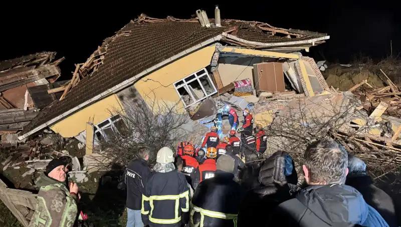 Sinop'ta Fırtına Sonrası Heyelan: 3 Ev Yıkıldı, 12 Aile Evsiz Kaldı