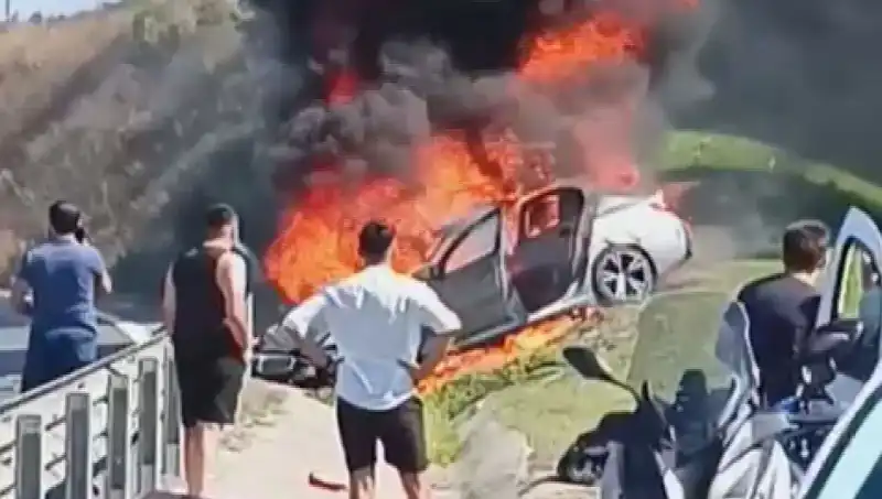 TEM Otoyolu'nda Yaşanan Kaza Sonrası Araç Alev Alev Yandı