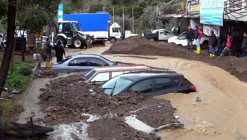 İzmir'i Bekleyen İkili Tehlike: Deprem ve Tsunami Tehdidi Kapıda mı?