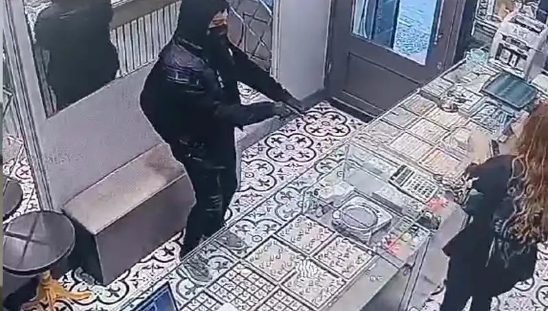 Soygun Girişiminde Beklenmedik Kaza! Hırsızlar Dolaba Takıldı