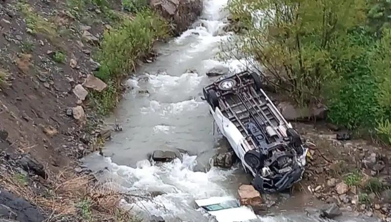 Hakkari'de İşçi Minibüsü Devrildi: 2 Ölü, 3 Yaralı