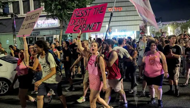 Tel Aviv Sokaklarında Protesto Ateşi: On Binler Netanyahu'ya Karşı Yükseldi