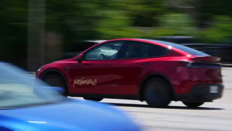 Musk’ın Robotaxi Deneyimi: Hız Sınırı Aşılması ve Şerit İhlali