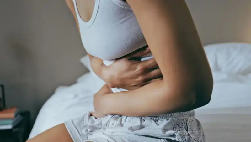22 Yaşındaki Genç, Aylarca Göz Ardı Ettiği Belirtiyle Bağırsak Kanseriyle Yüzleşti