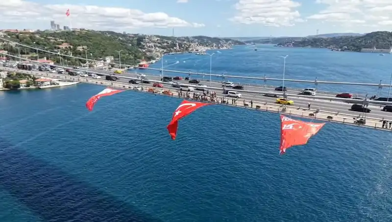 Dev Türk Bayrağı, Köprüde Gururla Dalgalanıyor!
