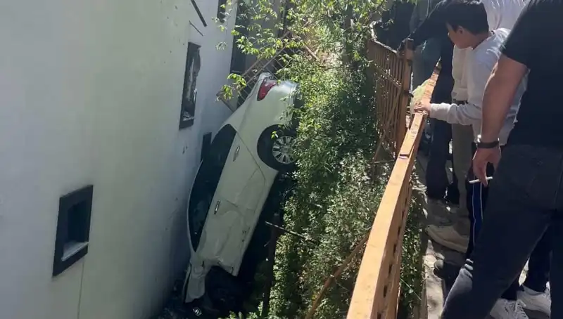 Kağıthane'de Fırtına Gibi Sürüklendi: Korkunç Kaza Anları!