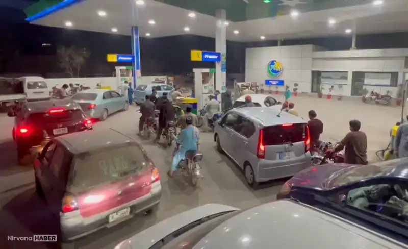 İran Savaşı Sonrası Pakistan'da Akaryakıt İstasyonlarında Uzun Kuyruklar Oluştu