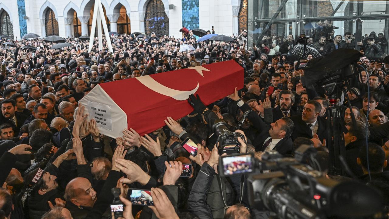 Ferdi Tayfur'un Son Yolculuğuna Katılım Büyük