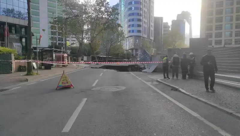 Sarıyer'de Şok Edici Yol Çökmesi: Cadde Uzun Süre Trafiğe Kapalı Kalacak