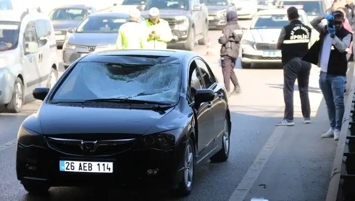 Polis Kimlik Sordu, Genç Adam Köprüden Atlayarak Arabaya Düştü!