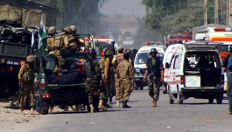 Pakistan'da Bombalı Saldırı: 5 Güvenlik Görevlisi Hayatını Kaybetti, Ülke Karıştı